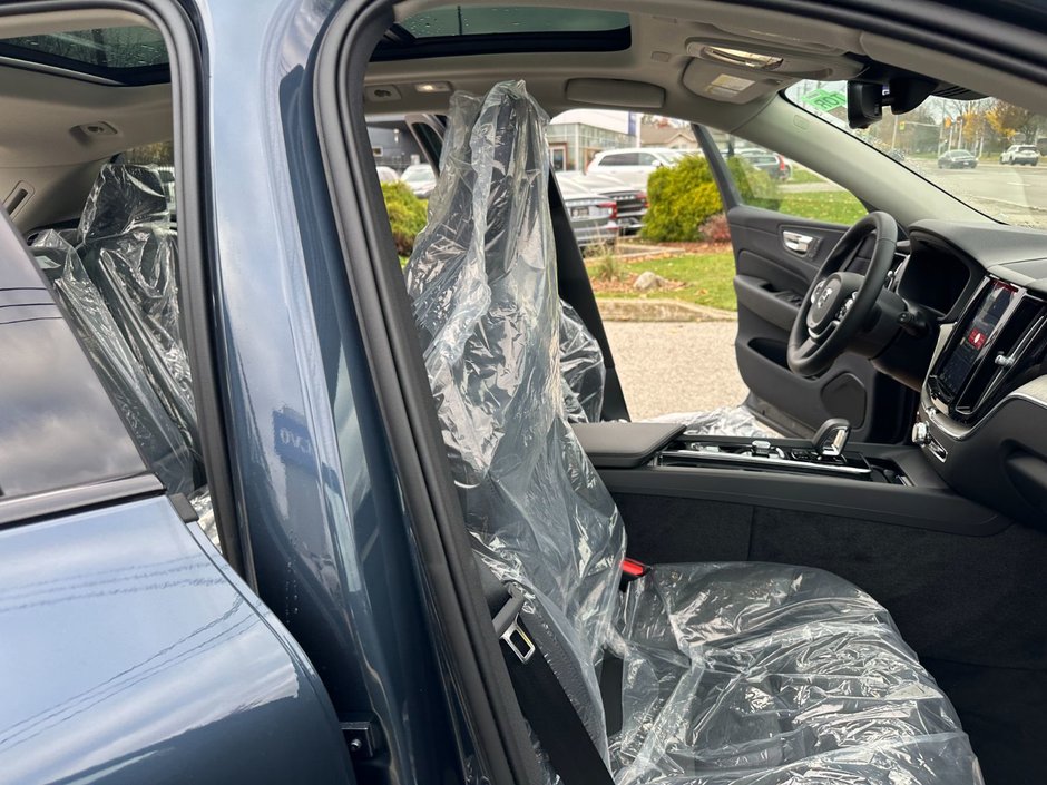 2025 Volvo XC60 Plus Dark Theme-18