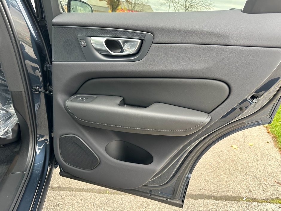 2025 Volvo XC60 Plus Dark Theme-21