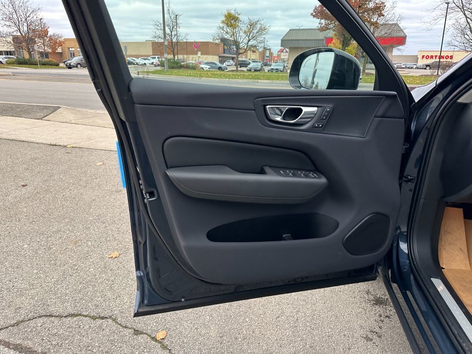 2025 Volvo XC60 Plus Dark Theme-23