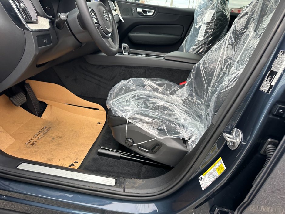 2025 Volvo XC60 Plus Dark Theme-9