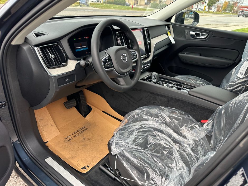 2025 Volvo XC60 Plus Dark Theme-7