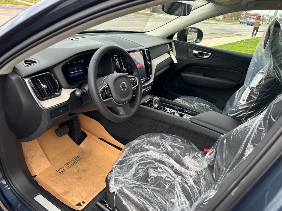 2025 Volvo XC60 Plus Dark Theme-25