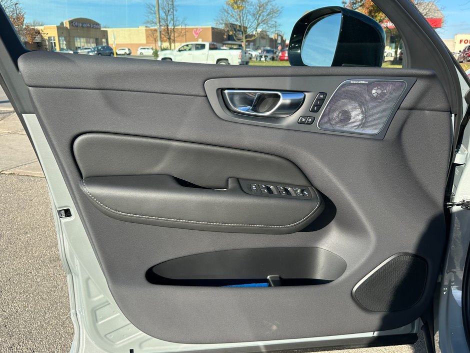 2025 Volvo XC60 Ultra Dark Theme-21