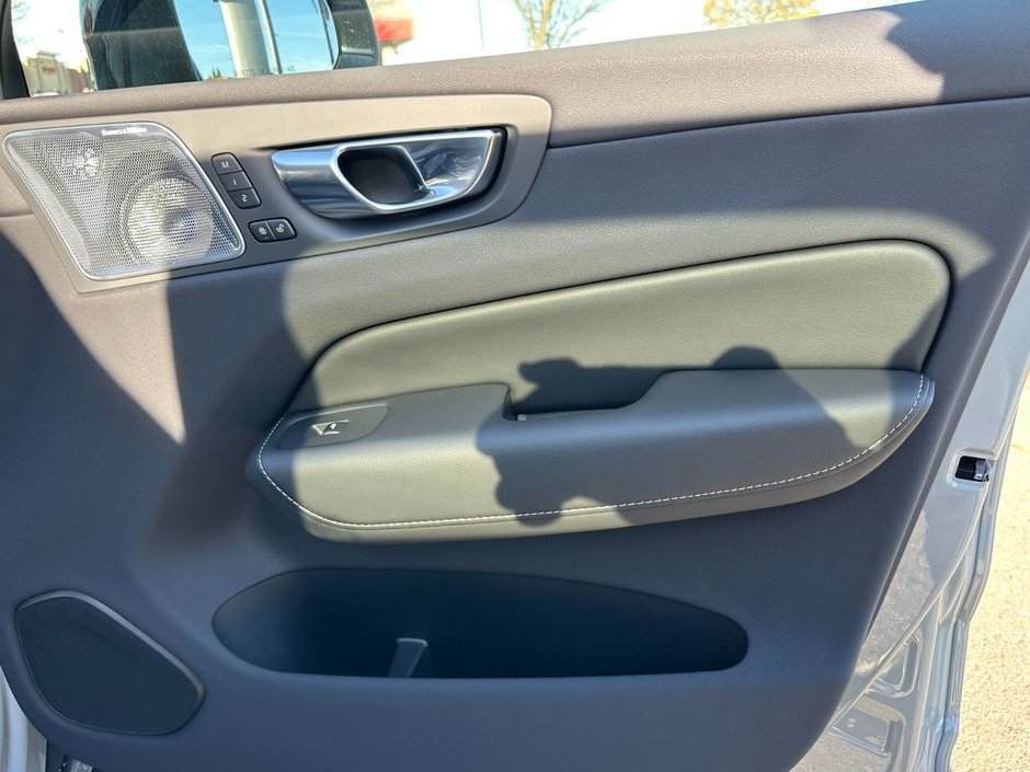 2025 Volvo XC60 Ultra Dark Theme-18