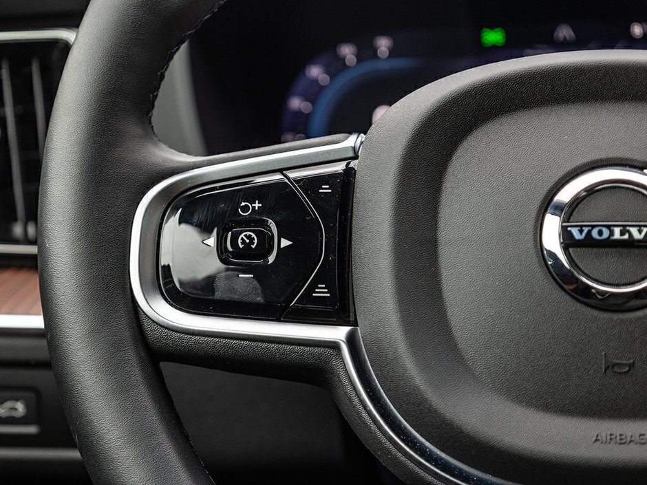 2025 Volvo XC60 Plus Dark Theme-8