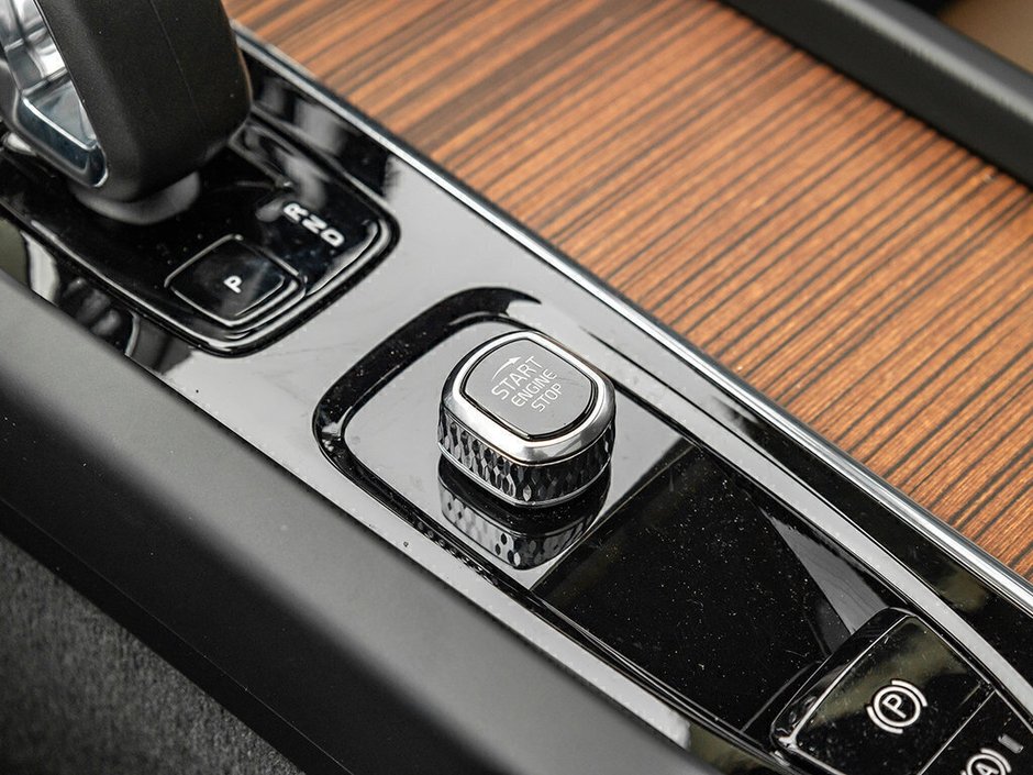 2025 Volvo XC60 Plus Dark Theme-18