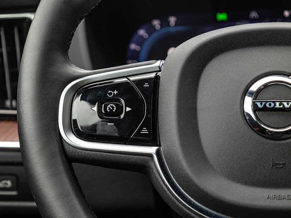 2025 Volvo XC60 Plus Dark Theme-8