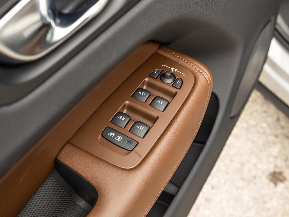 2025 Volvo XC60 Plus Dark Theme-15