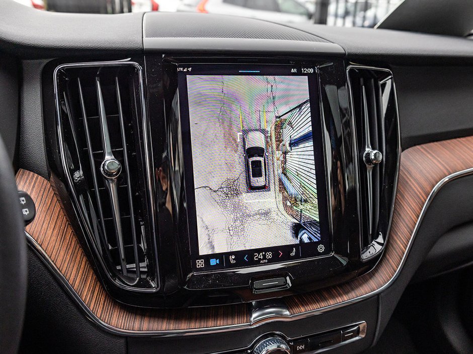 2025 Volvo XC60 Plus Dark Theme-14