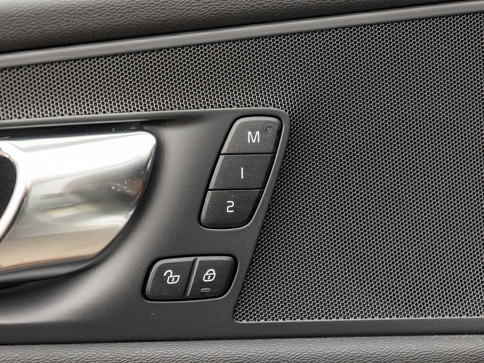 2025 Volvo XC60 Plus Dark Theme-16