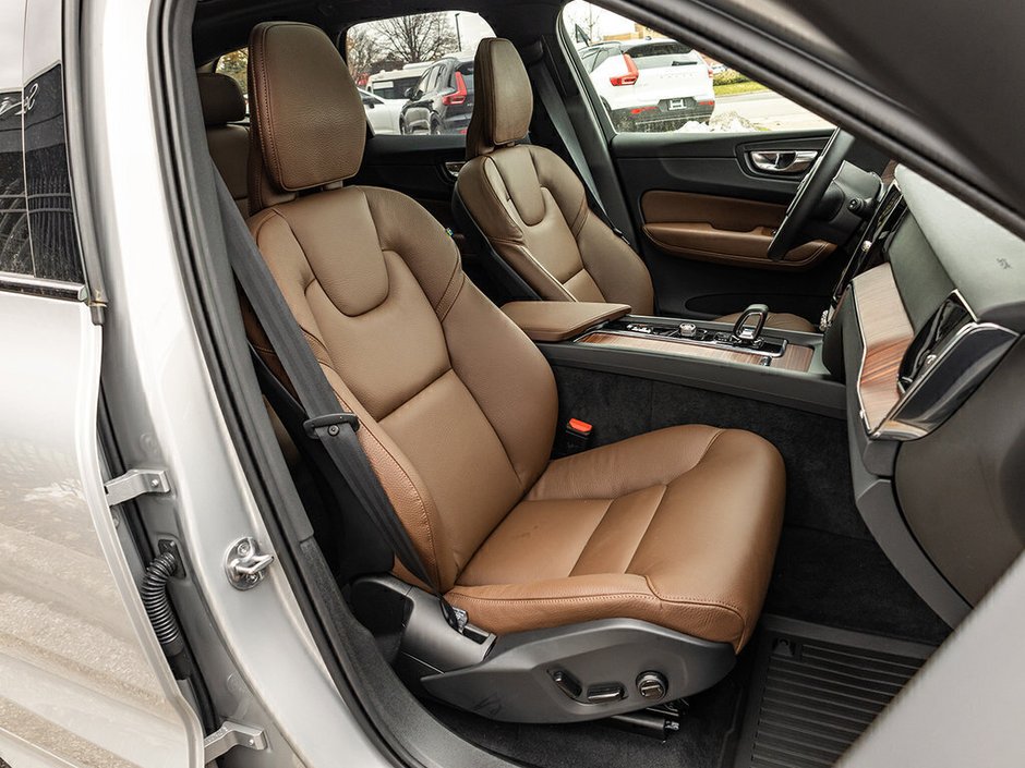 2025 Volvo XC60 Plus Dark Theme-23