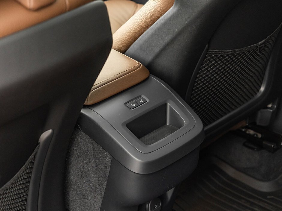 2025 Volvo XC60 Plus Dark Theme-25