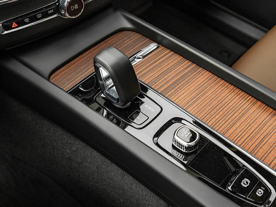 2025 Volvo XC60 Plus Dark Theme-17