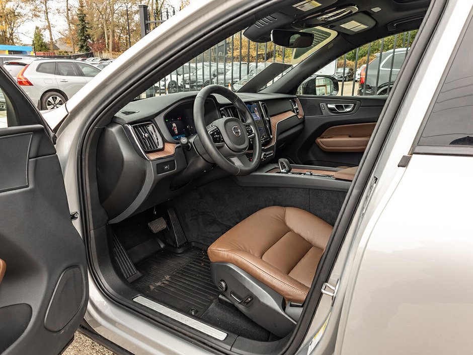 2025 Volvo XC60 Plus Dark Theme-6