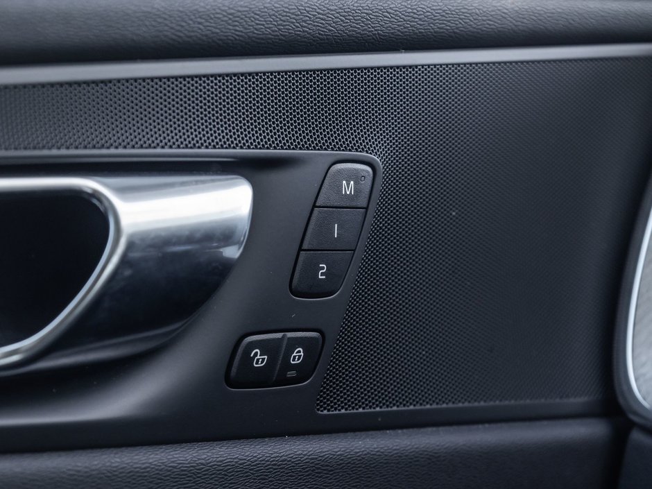 2025 Volvo XC60 Plus Dark Theme-16