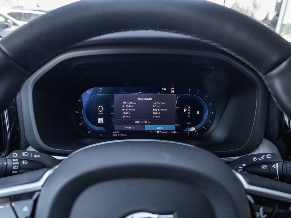 2025 Volvo XC60 Plus Dark Theme-12