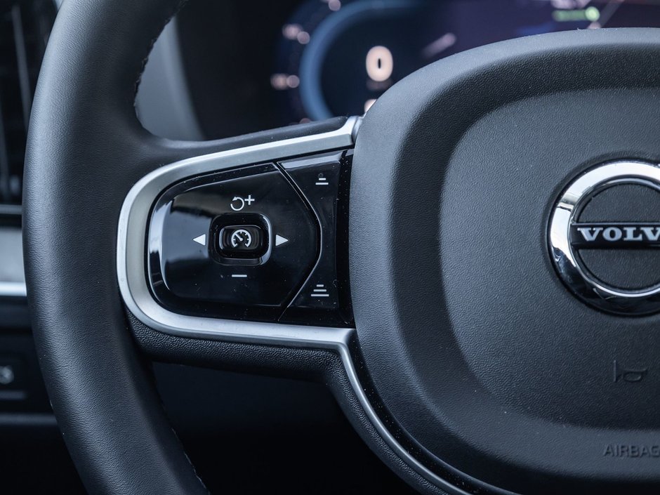 2025 Volvo XC60 Plus Dark Theme-10