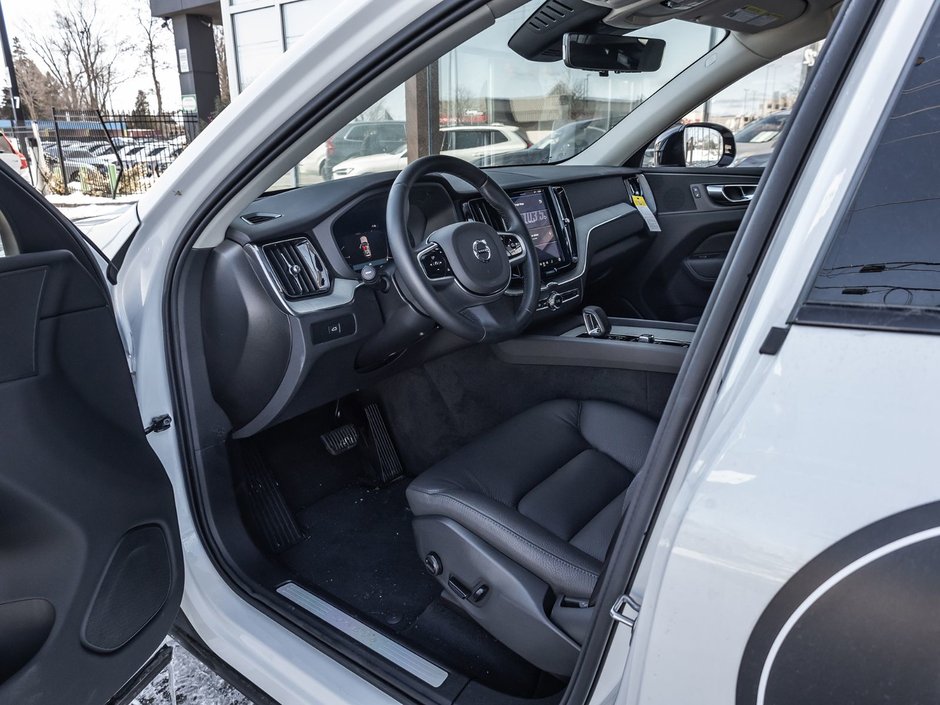 2025 Volvo XC60 Plus Dark Theme-8