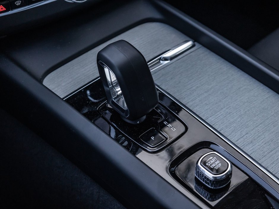 2025 Volvo XC60 Plus Dark Theme-18