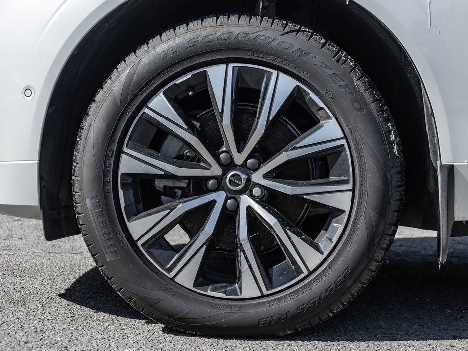 2025 Volvo XC60 Plus Dark Theme-3