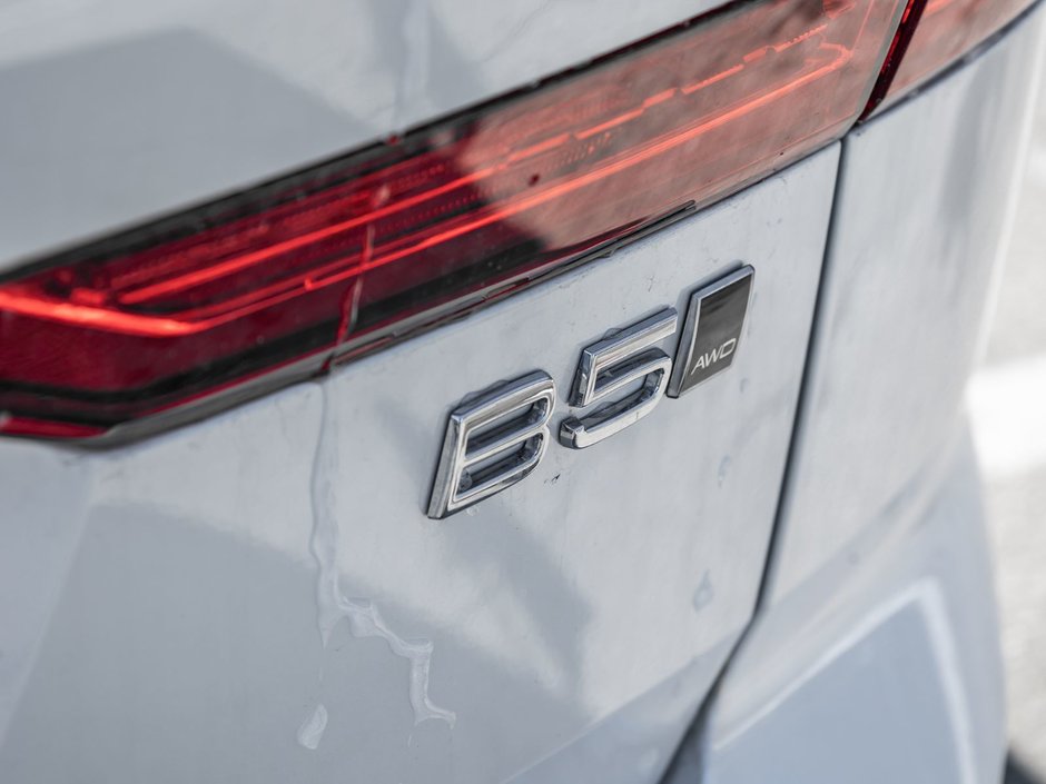 2025 Volvo XC60 Plus Dark Theme-7