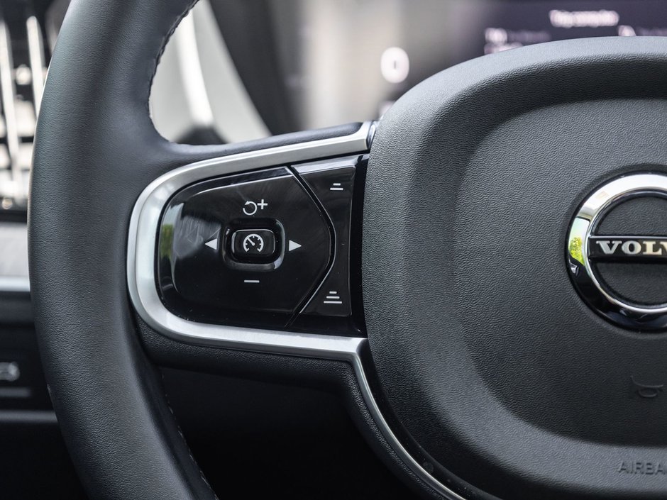 2025 Volvo XC60 Plus Dark Theme-10