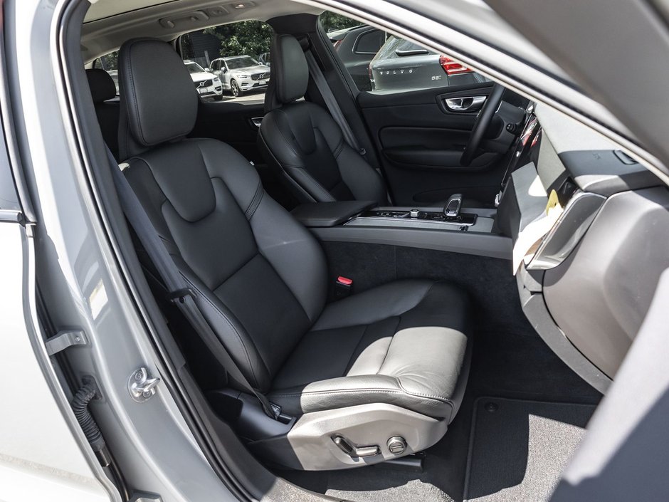 2025 Volvo XC60 Plus Dark Theme-25