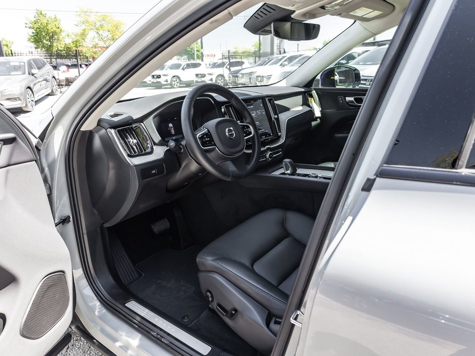 2025 Volvo XC60 Plus Dark Theme-8