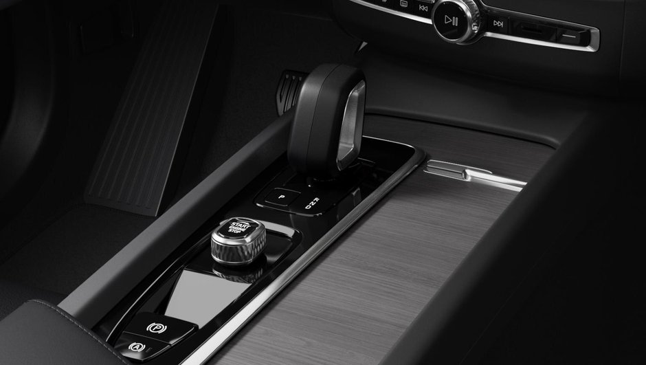 2025 Volvo XC60 Plus Dark Theme-8