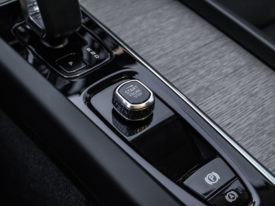 2025 Volvo XC60 Plus Dark Theme-18