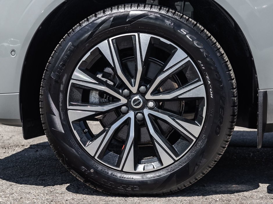 2025 Volvo XC60 Plus Dark Theme-3