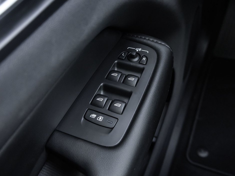 2025 Volvo XC60 Plus Dark Theme-16