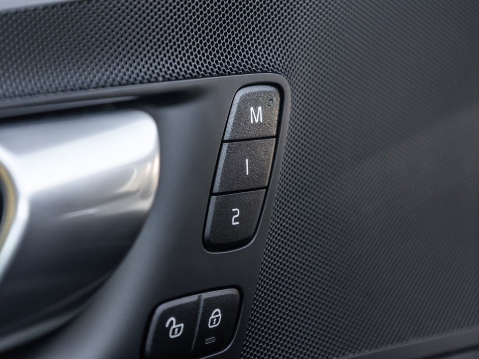 2025 Volvo XC60 Plus Dark Theme-17