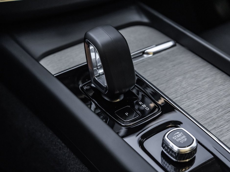 2025 Volvo XC60 Plus Dark Theme-19