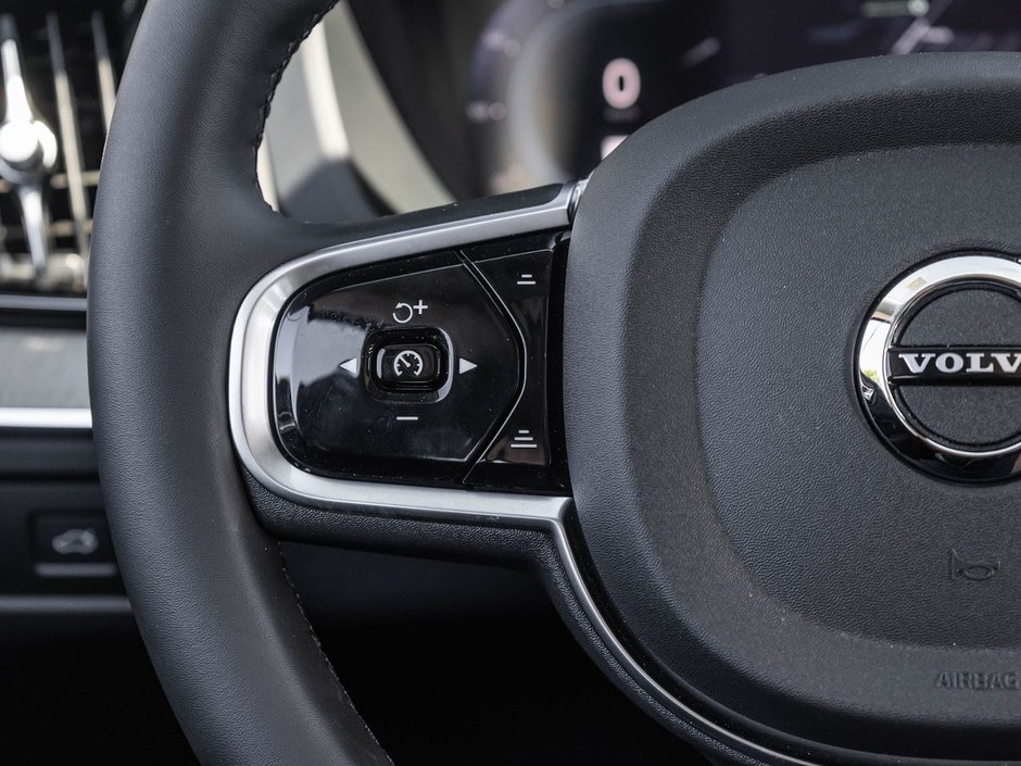 2025 Volvo XC60 Plus Dark Theme-10