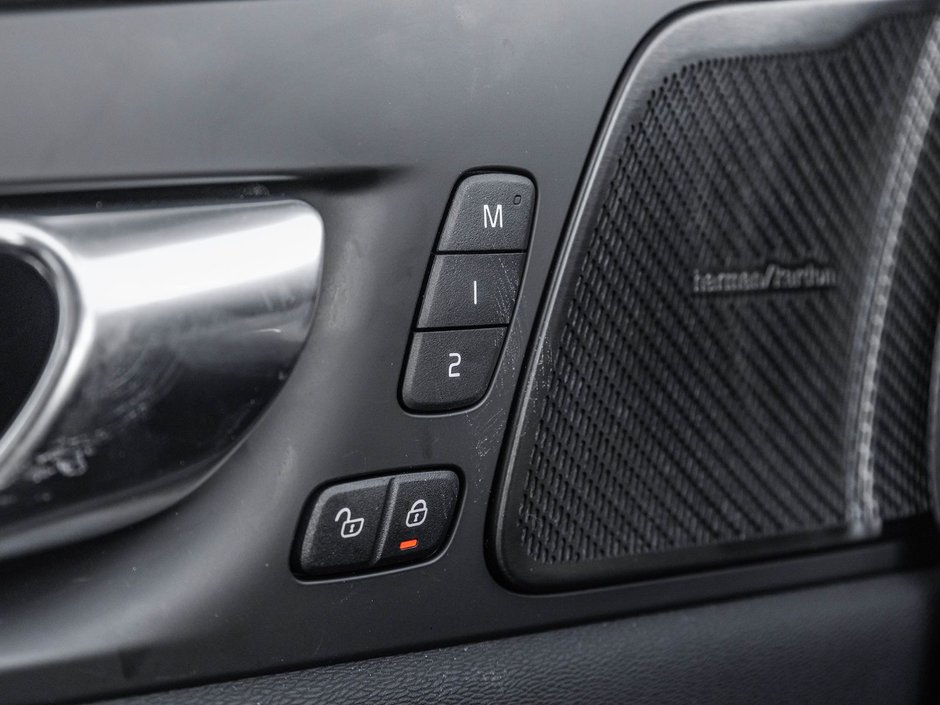 2025 Volvo XC60 Plus Dark Theme-18