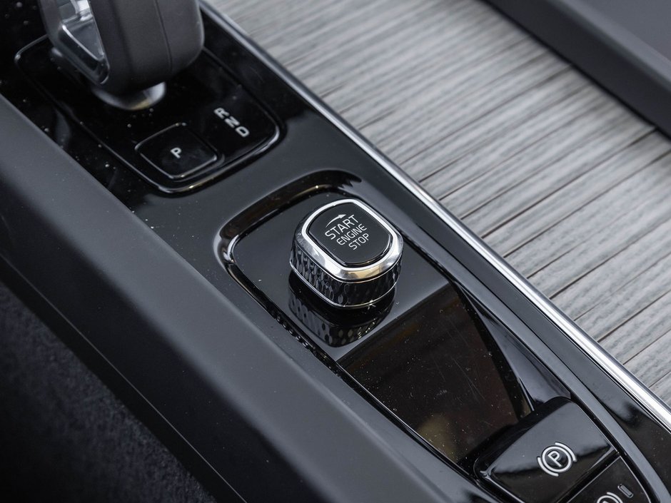 2025 Volvo XC60 Plus Dark Theme-20