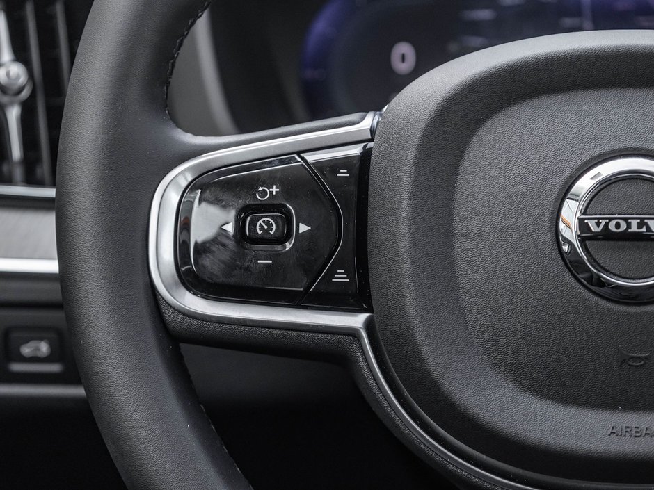 2025 Volvo XC60 Plus Dark Theme-10