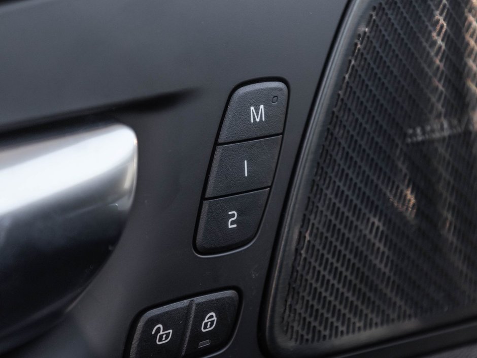 2025 Volvo XC60 Plus Dark Theme-18