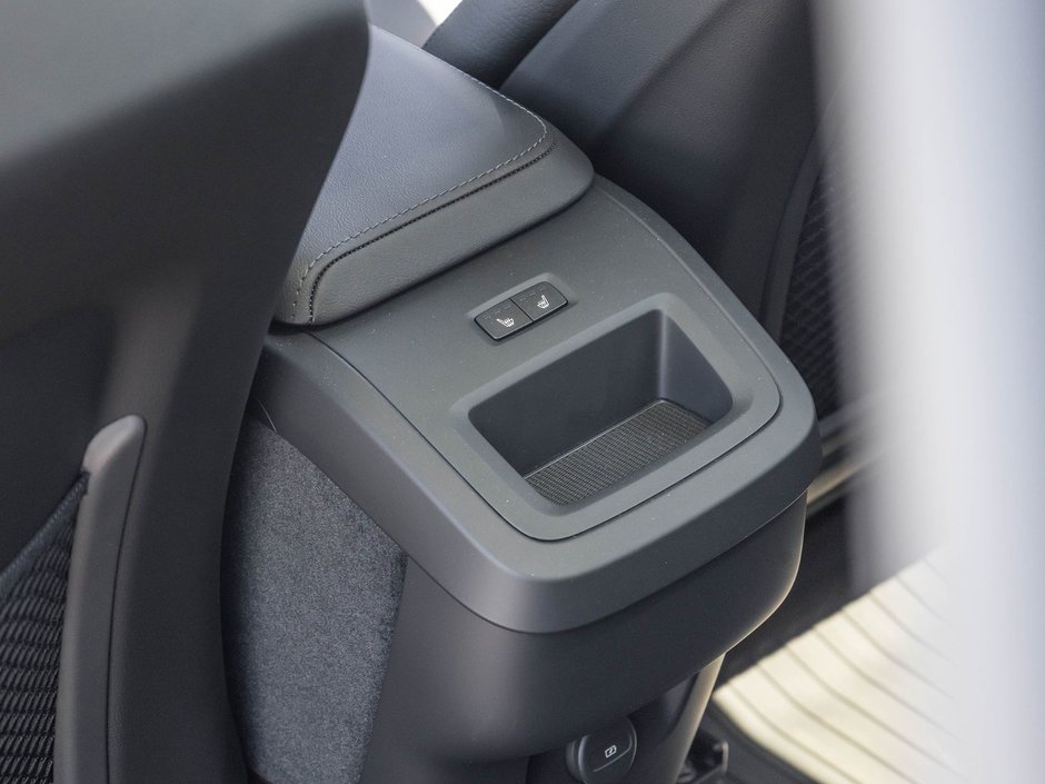 2025 Volvo XC60 Plus Dark Theme-28