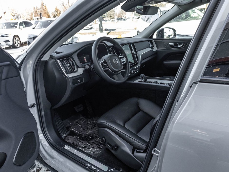 2025 Volvo XC60 Plus Dark Theme-8