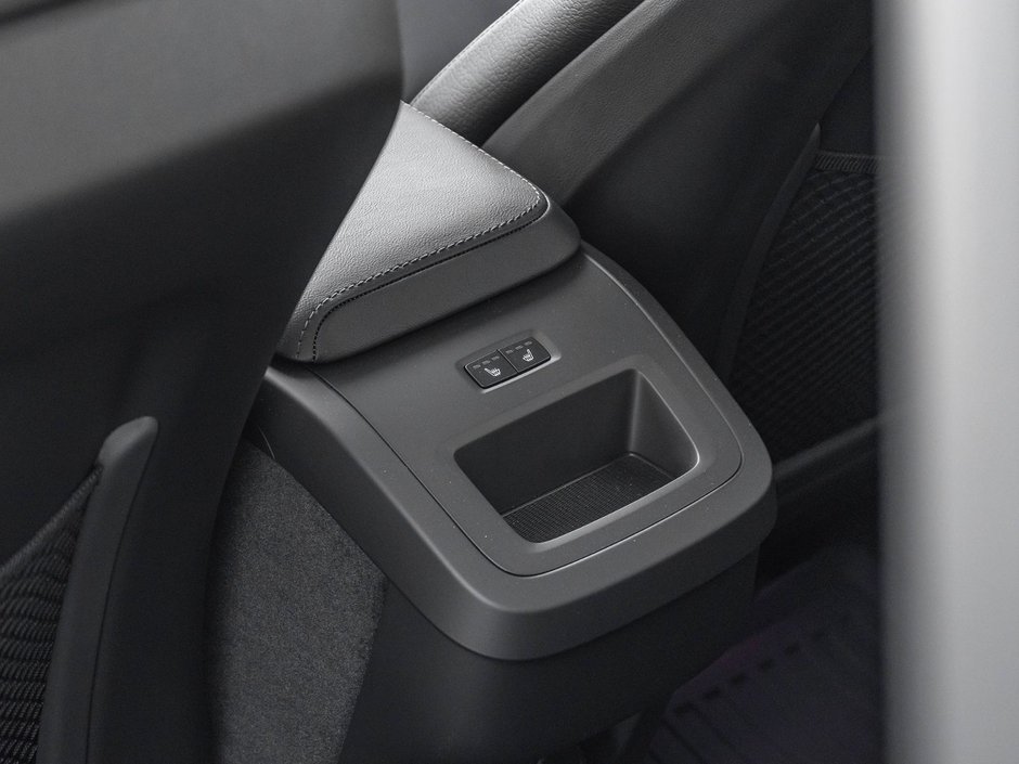 2025 Volvo XC60 Plus Dark Theme-28