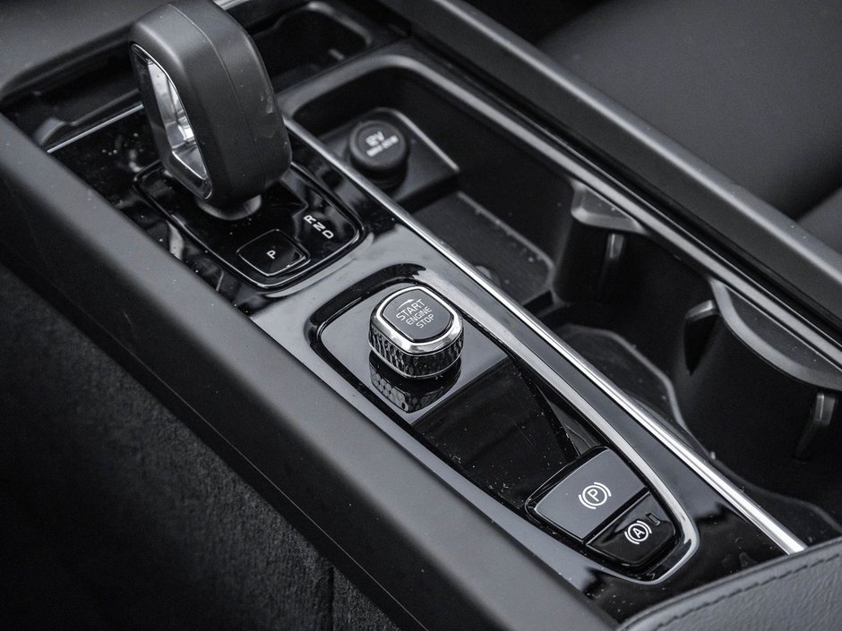 2025 Volvo XC60 Plus Dark Theme-19