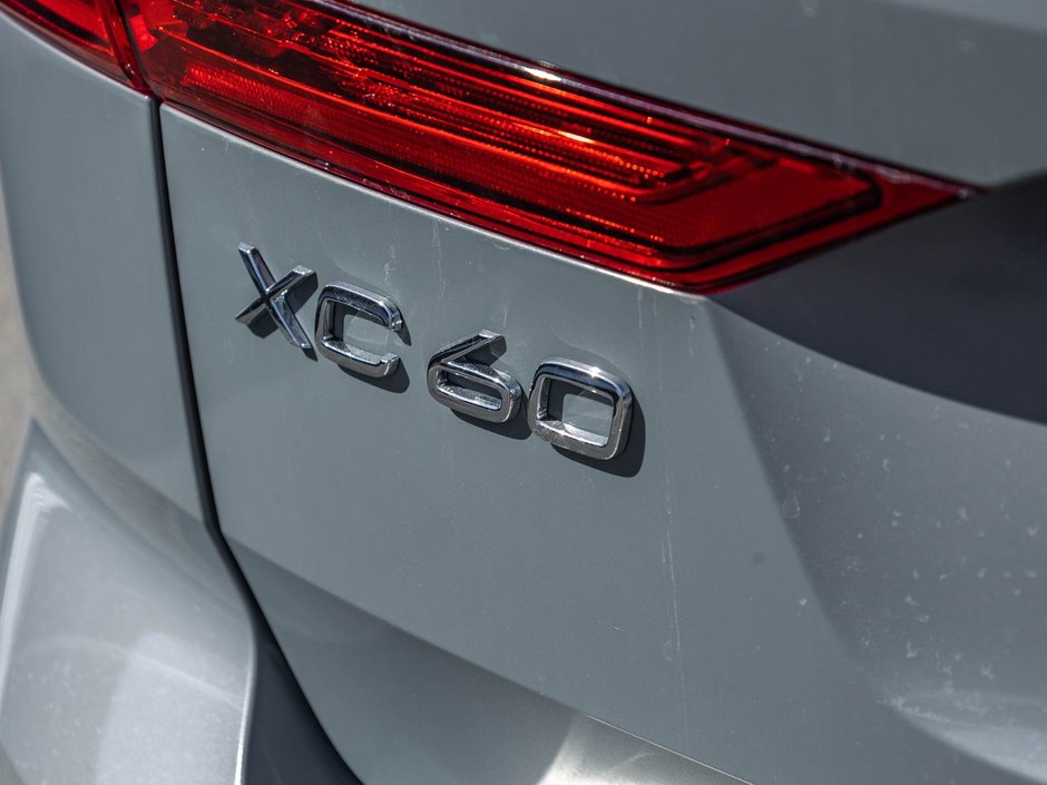 2025 Volvo XC60 Plus Dark Theme-6