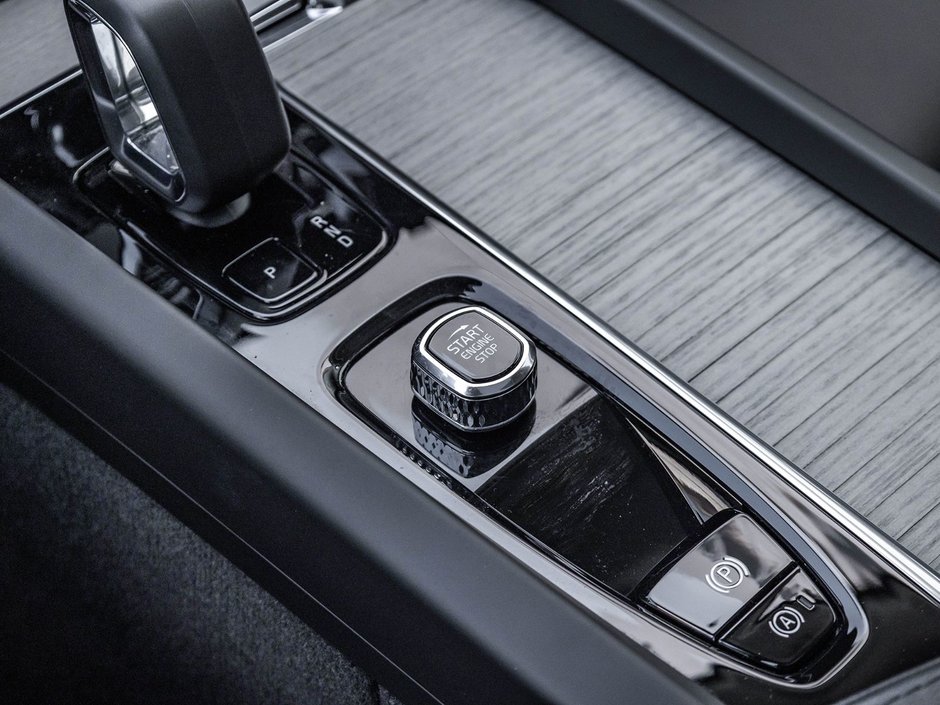 2025 Volvo XC60 Plus Dark Theme-16