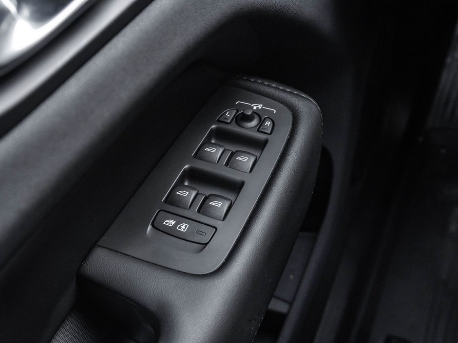 2025 Volvo XC60 Plus Dark Theme-14