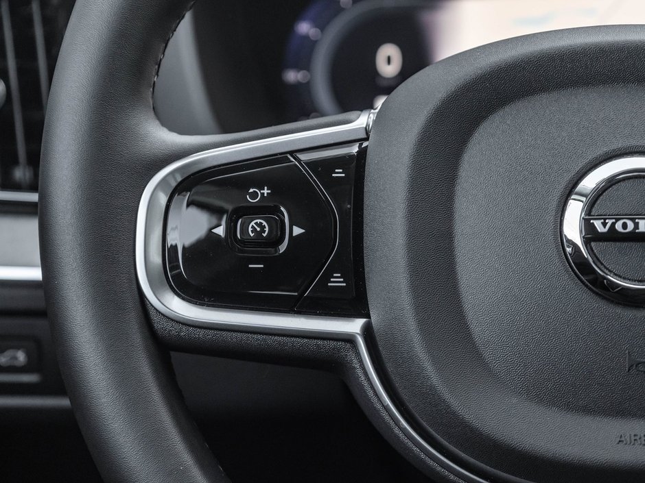 2025 Volvo XC60 Plus Dark Theme-10