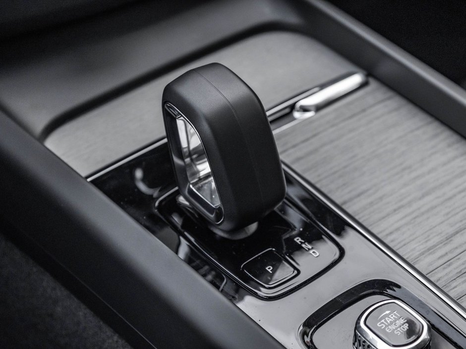 2025 Volvo XC60 Plus Dark Theme-17