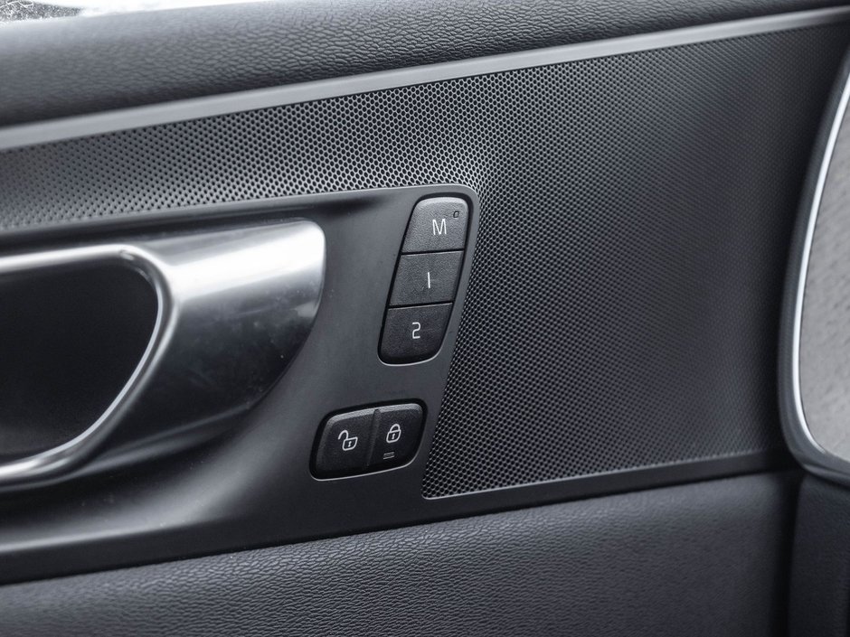 2025 Volvo XC60 Plus Dark Theme-15