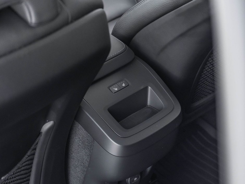 2025 Volvo XC60 Plus Dark Theme-25